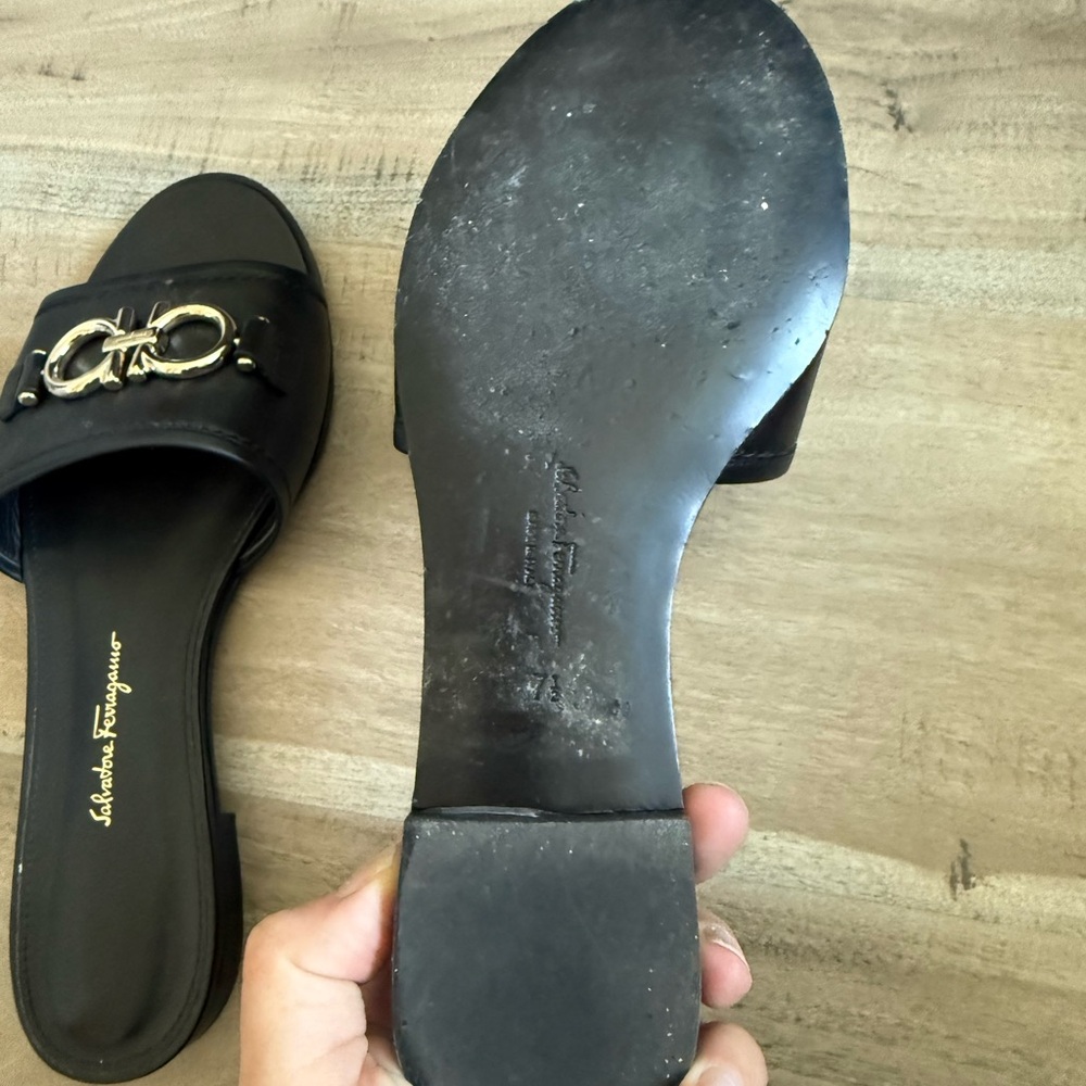 FERRAGAMO GANCINI LEATHER SLIDE - Picture 6 of 9